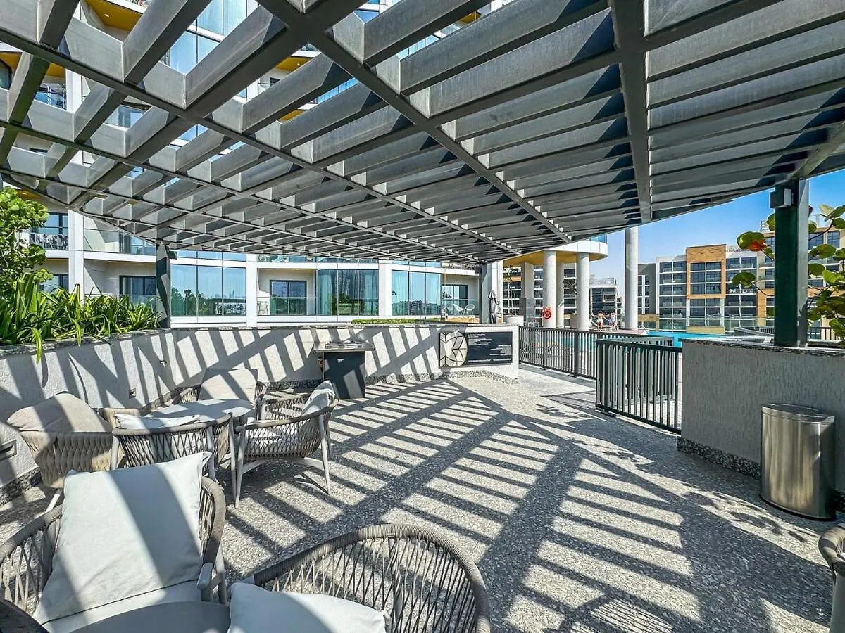 Chic 1Br With Balcony View, Gym, Pool & Kid-Friendly Apartment Dubai 0*,