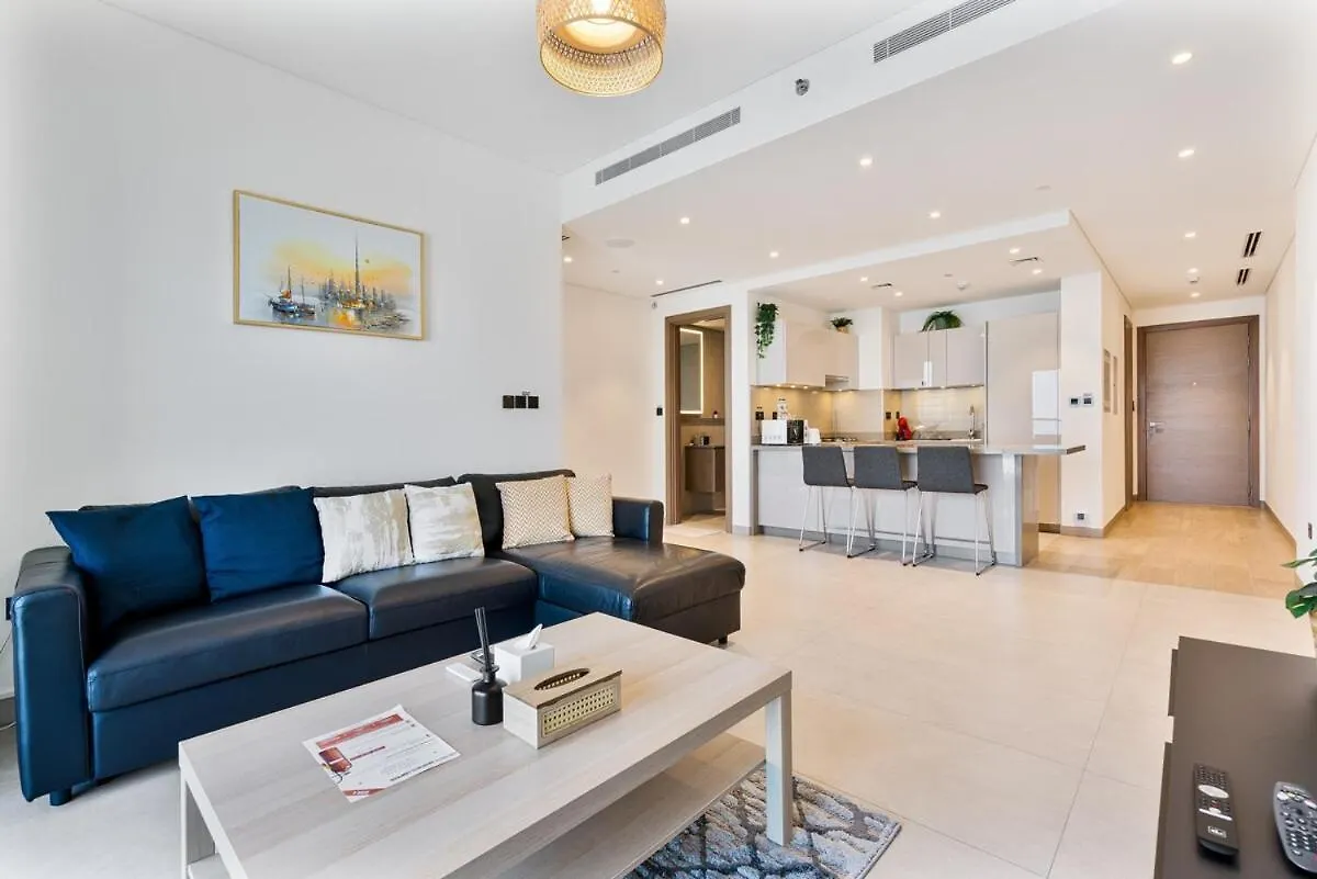 Chic 1Br With Balcony View, Gym, Pool & Kid-Friendly Apartment Dubai