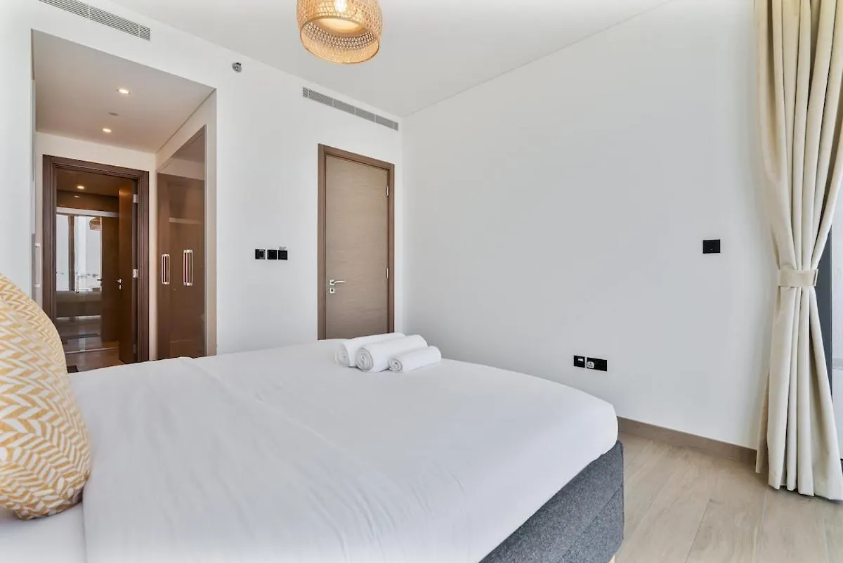 Chic 1Br With Balcony View, Gym, Pool & Kid-Friendly Apartment Dubai